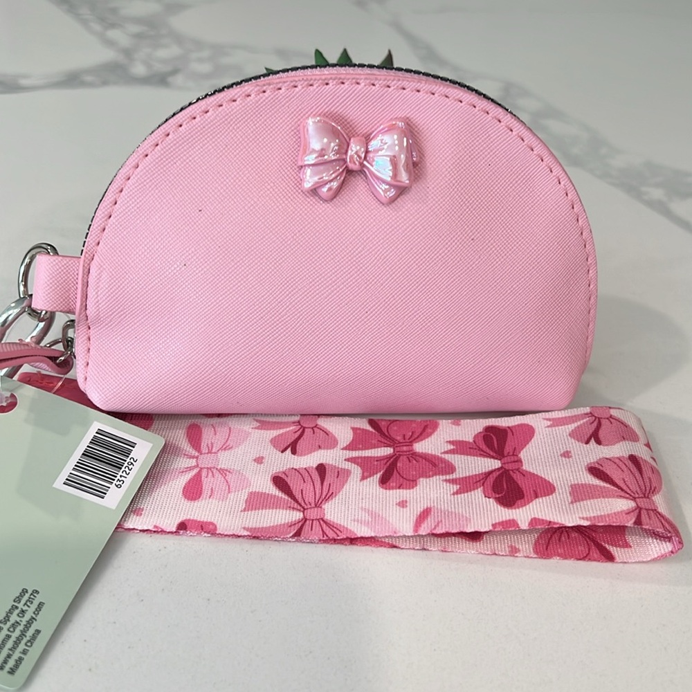 Cute.BOW🎀🎀 Wristlet..🎀 - Picture 12 of 16